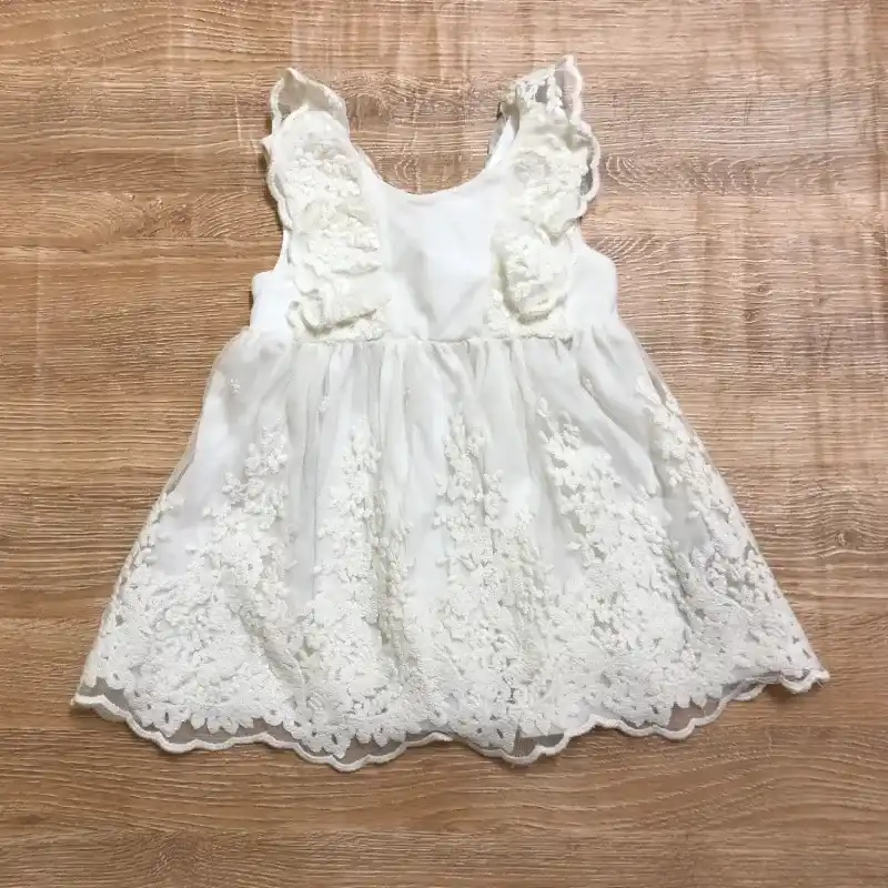 Vestido blanco con vuelos y bordados 