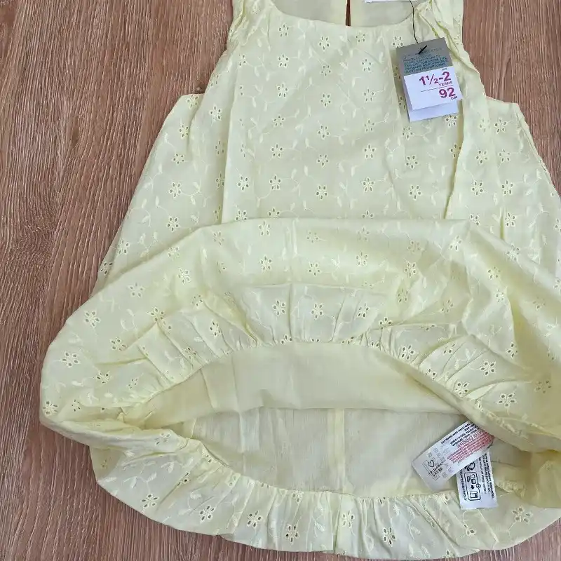 Vestido bombillo con bordados de color amarillo