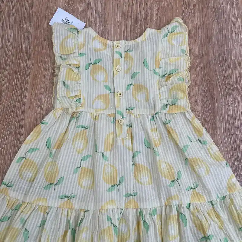 Vestido color amarillo con limones 