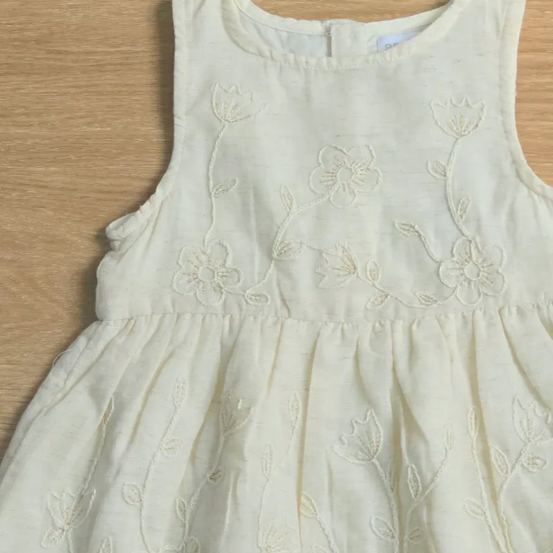 Vestido color beich con bordados de flor