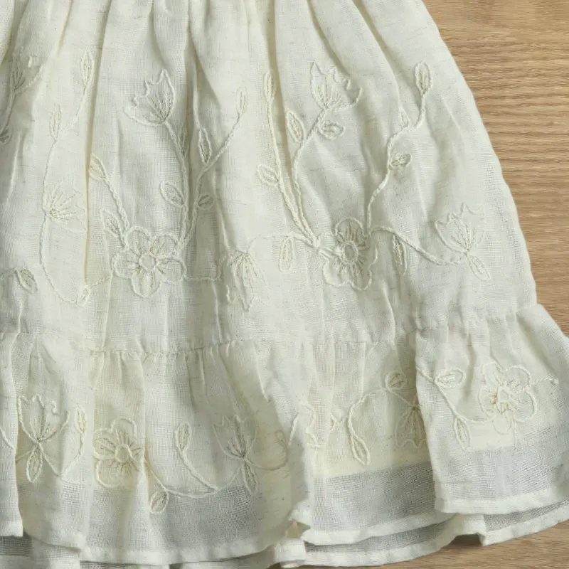 Vestido color beich con bordados de flor
