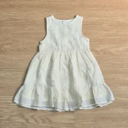 Vestido color beich con bordados de flor