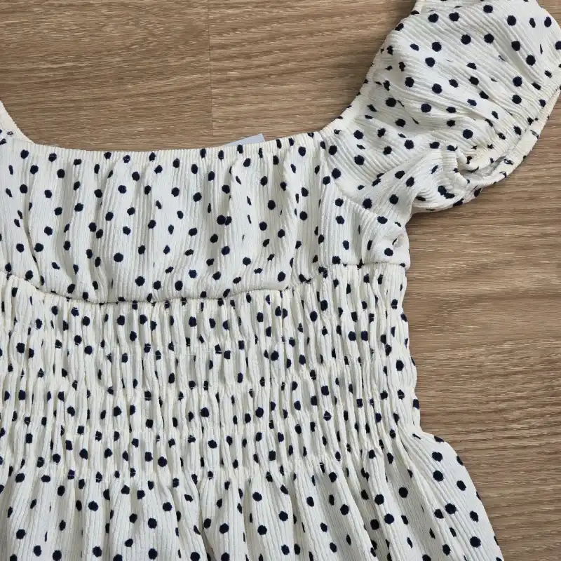 Vestido color beich con puntos veraniego