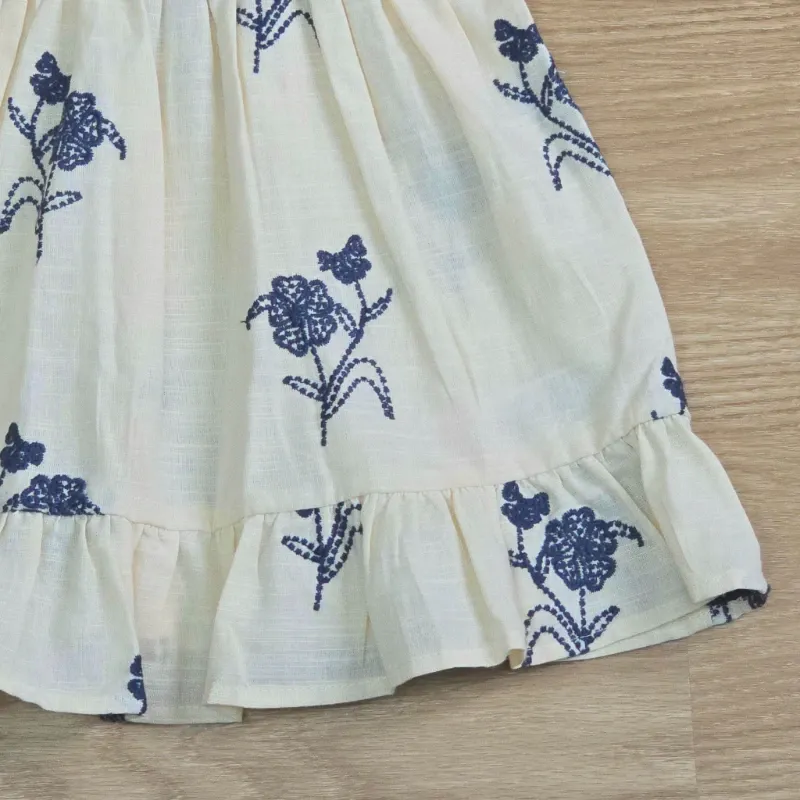Vestido color beich de bordados azules