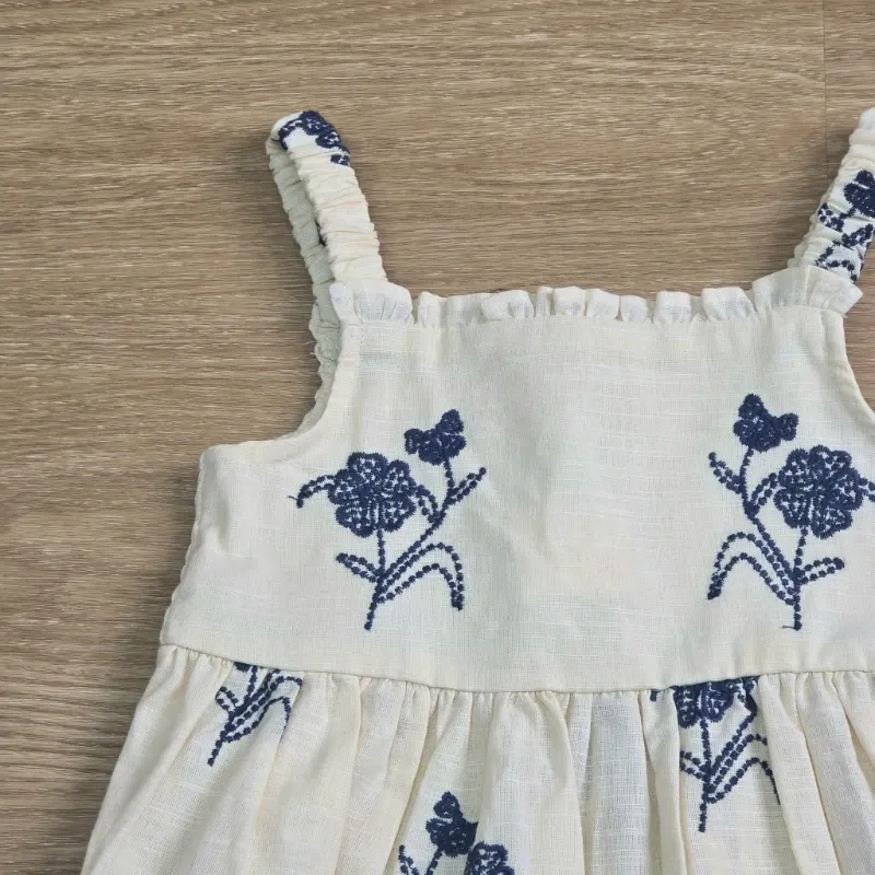Vestido color beich de bordados azules