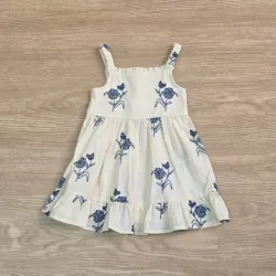 Vestido color beich de bordados azules