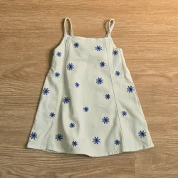 Vestido color beich de mezclilla con flores bordadas