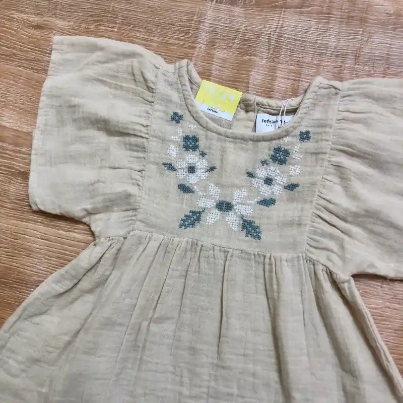 Vestido color beige con flores en el centro