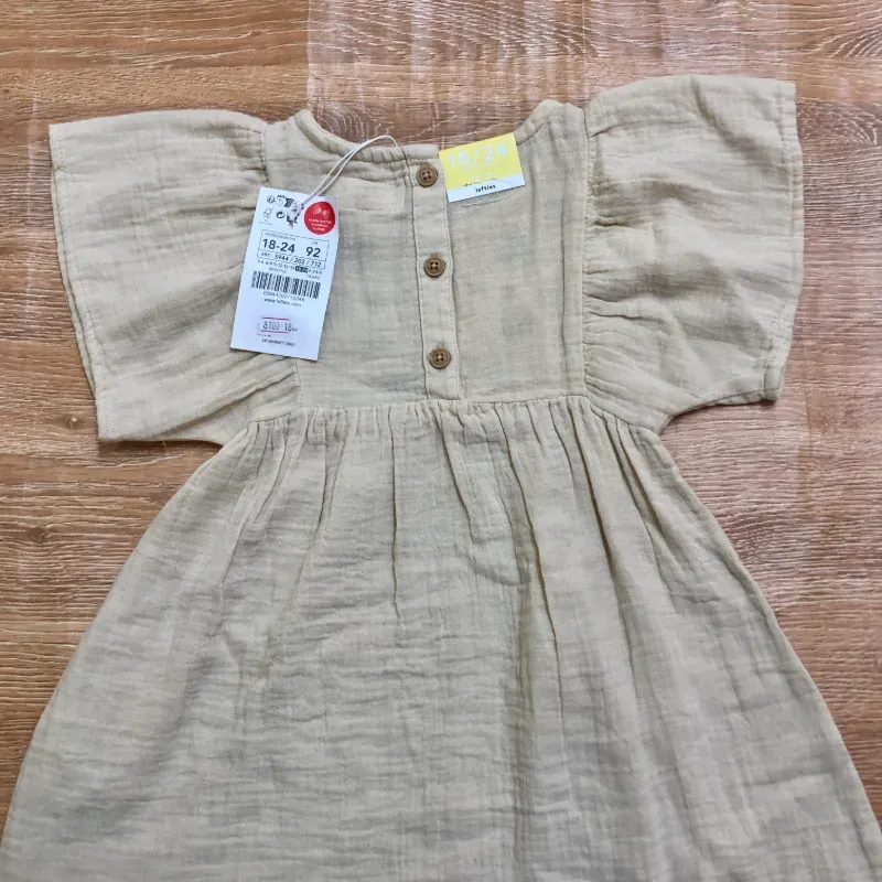 Vestido color beige con flores en el centro