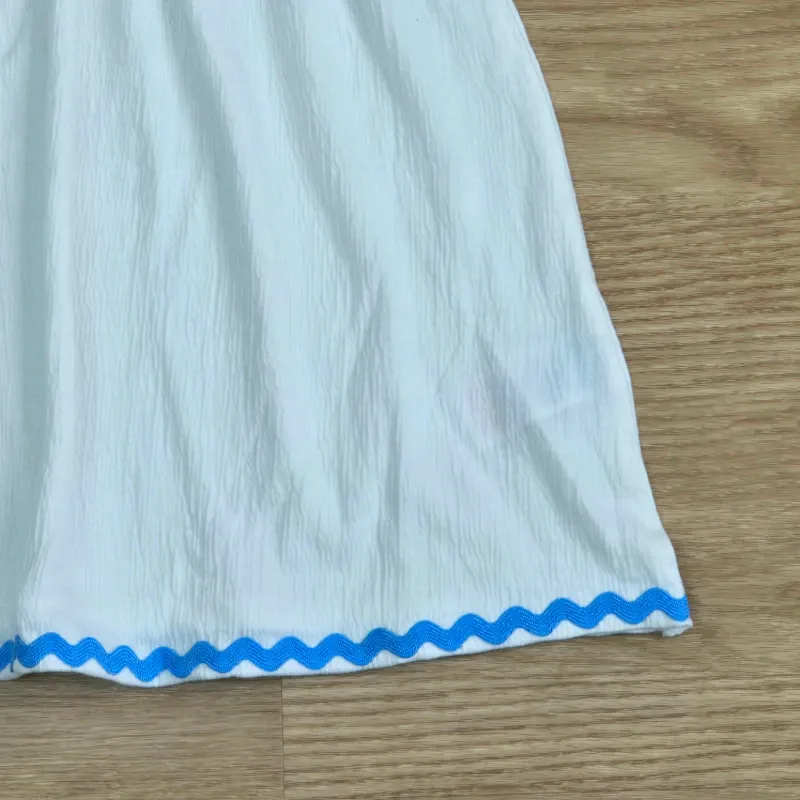 Vestido color blanco con detalles azul