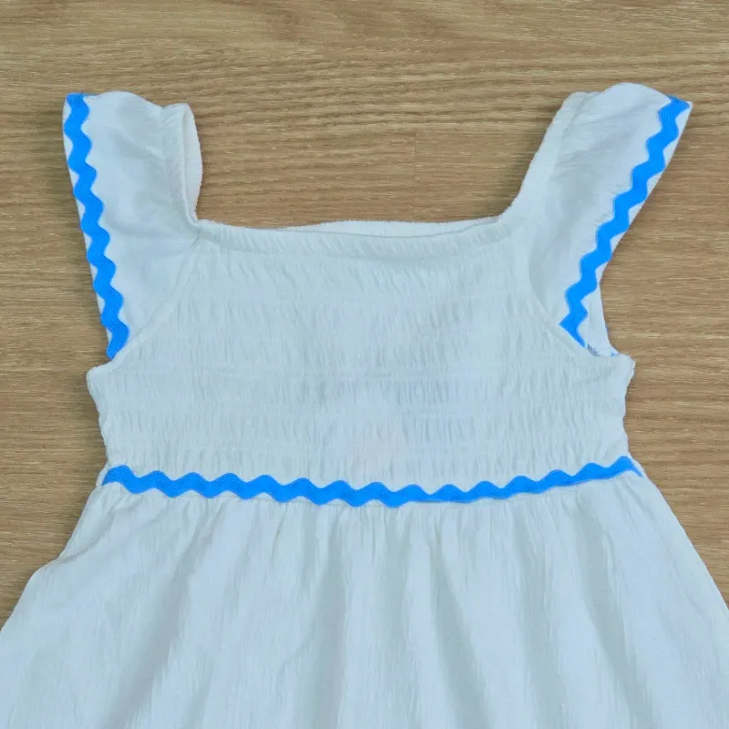 Vestido color blanco con detalles azul