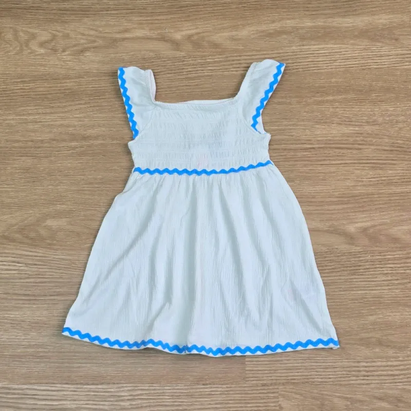 Vestido color blanco con detalles azul