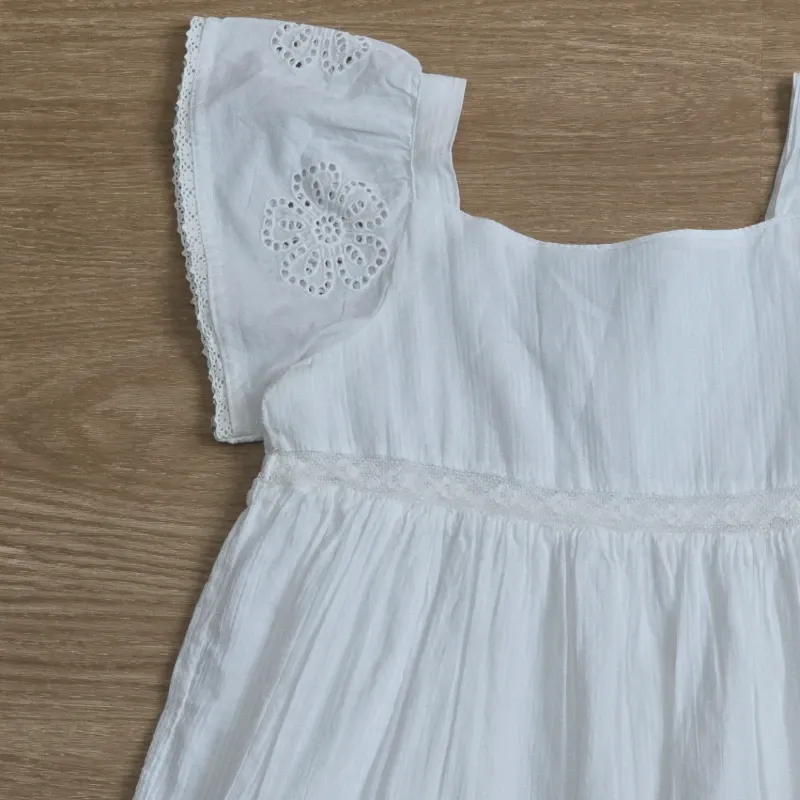 Vestido color blanco con diseños de flor