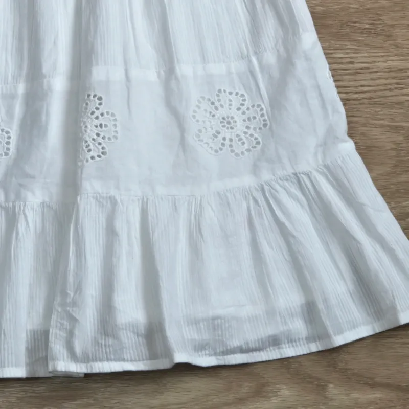 Vestido color blanco con diseños de flor