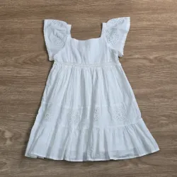Vestido color blanco con diseños de flor