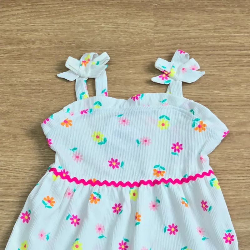 Vestido color blanco con flores coloridas con lazos