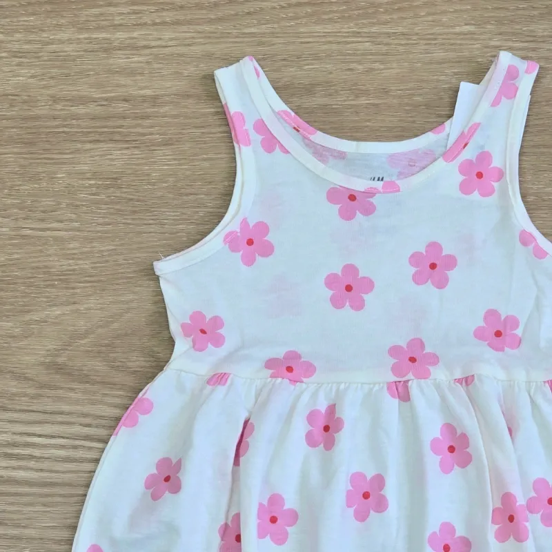 Vestido color blanco con flores rosadas