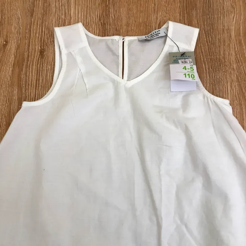 Vestido color blanco con vuelos