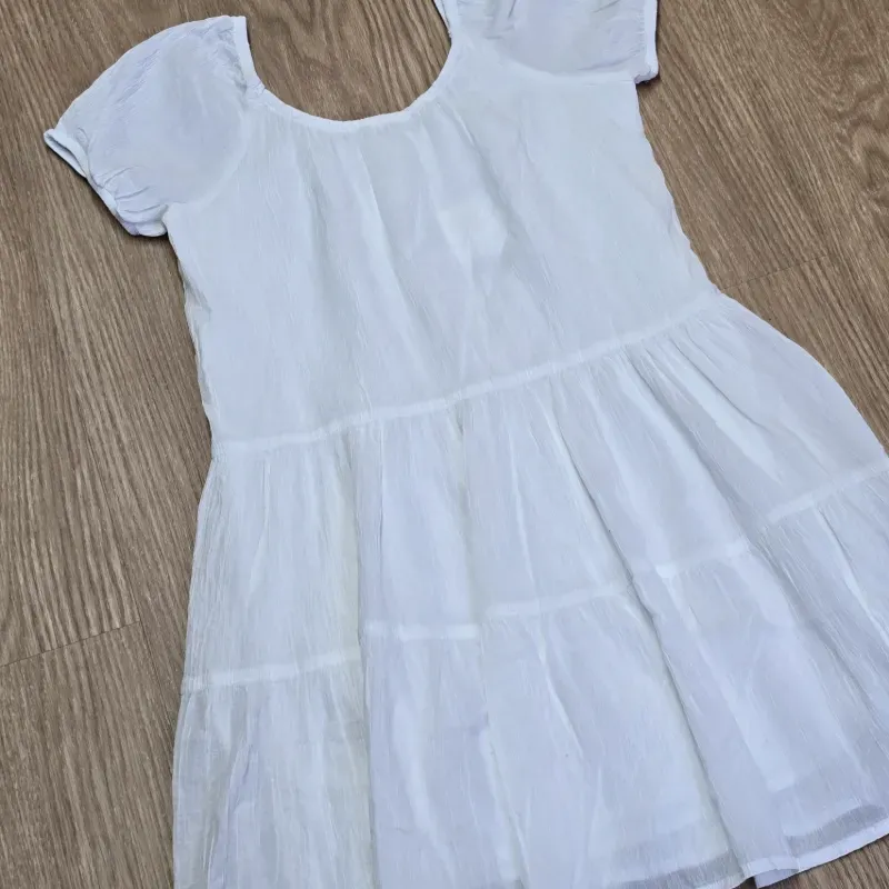 Vestido Color blanco con vuelos elegante