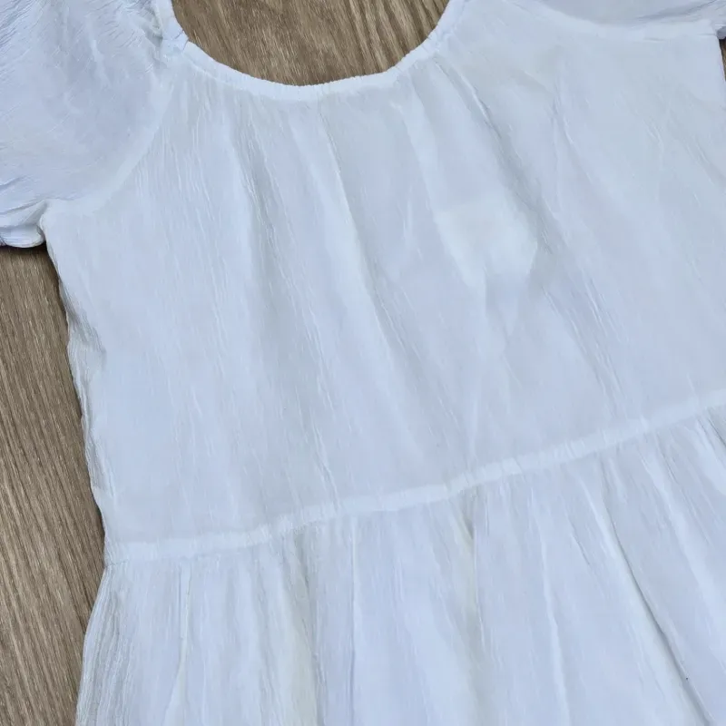 Vestido Color blanco con vuelos elegante