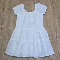 Vestido Color blanco con vuelos elegante