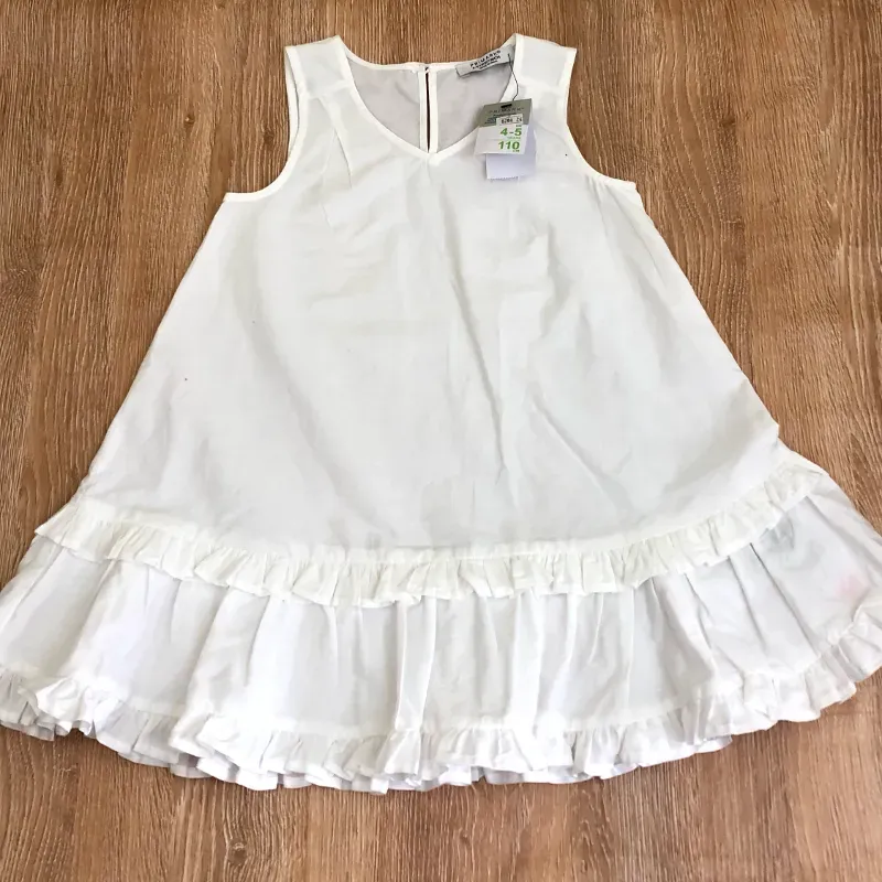 Vestido color blanco con vuelos