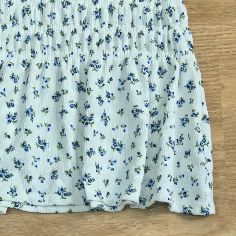 Vestido color blanco de vuelos con flores azules