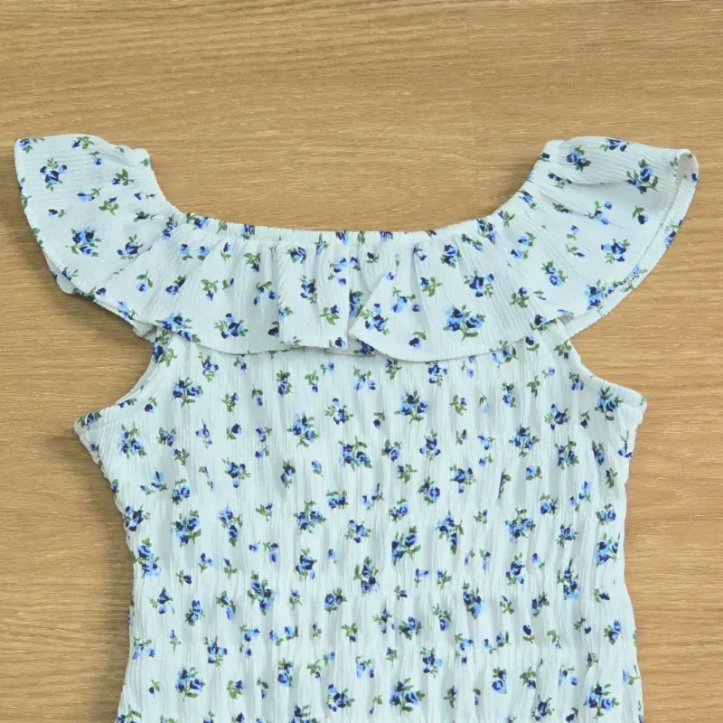 Vestido color blanco de vuelos con flores azules