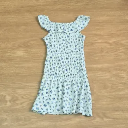 Vestido color blanco de vuelos con flores azules