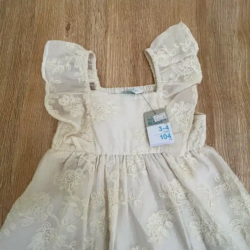 Vestido color crema con flores bordadas