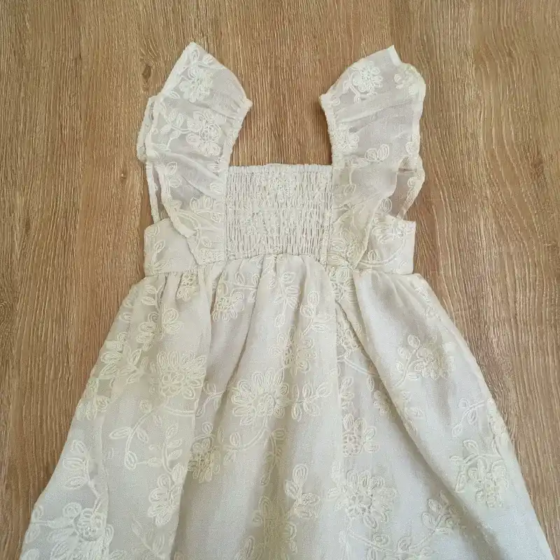 Vestido color crema con flores bordadas