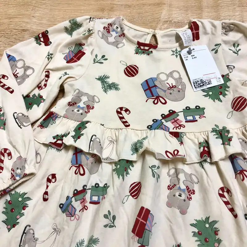 Vestido color crema con motivos navideños 