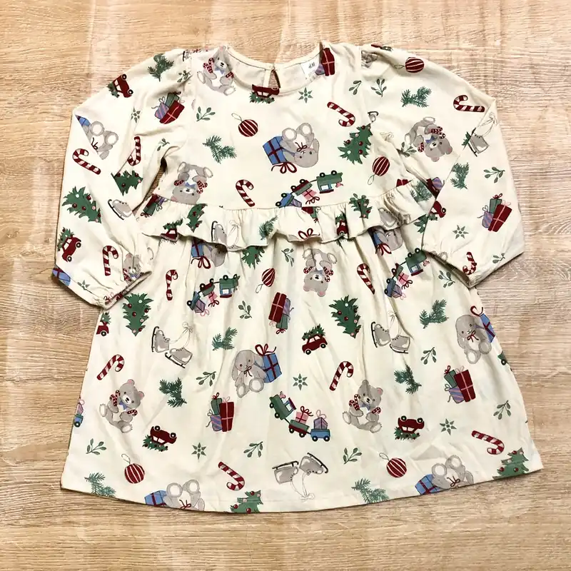 Vestido color crema con motivos navideños 