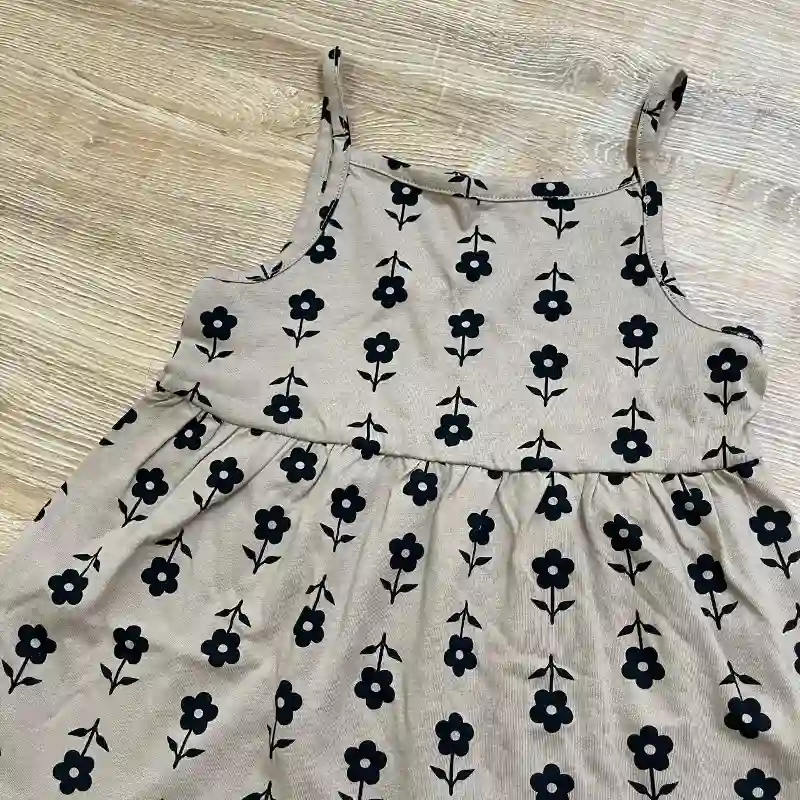 Vestido color marrón claro con flores