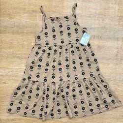 Vestido color marrón claro con flores