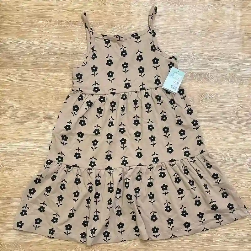 Vestido color marrón claro con flores