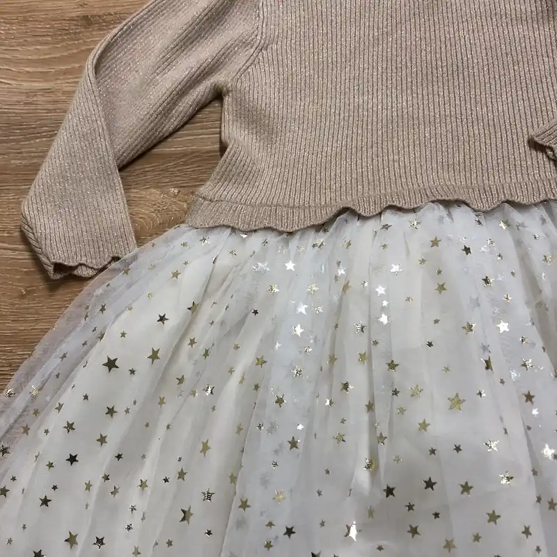 Vestido color marrón con estrellas