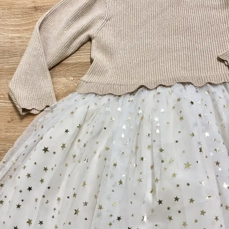 Vestido color marrón con estrellas