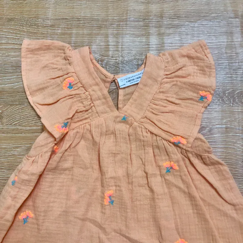 Vestido color naranja con flores bordadas
