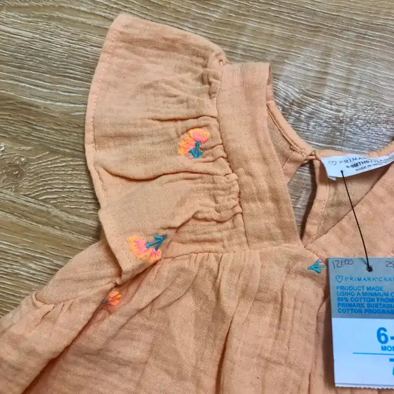 Vestido color naranja con flores bordadas