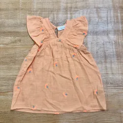 Vestido color naranja con flores bordadas
