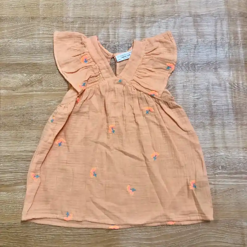 Vestido color naranja con flores bordadas