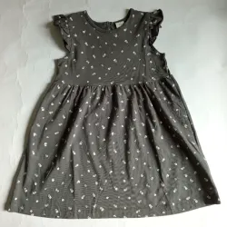 Vestido color gris  con flores blancas 