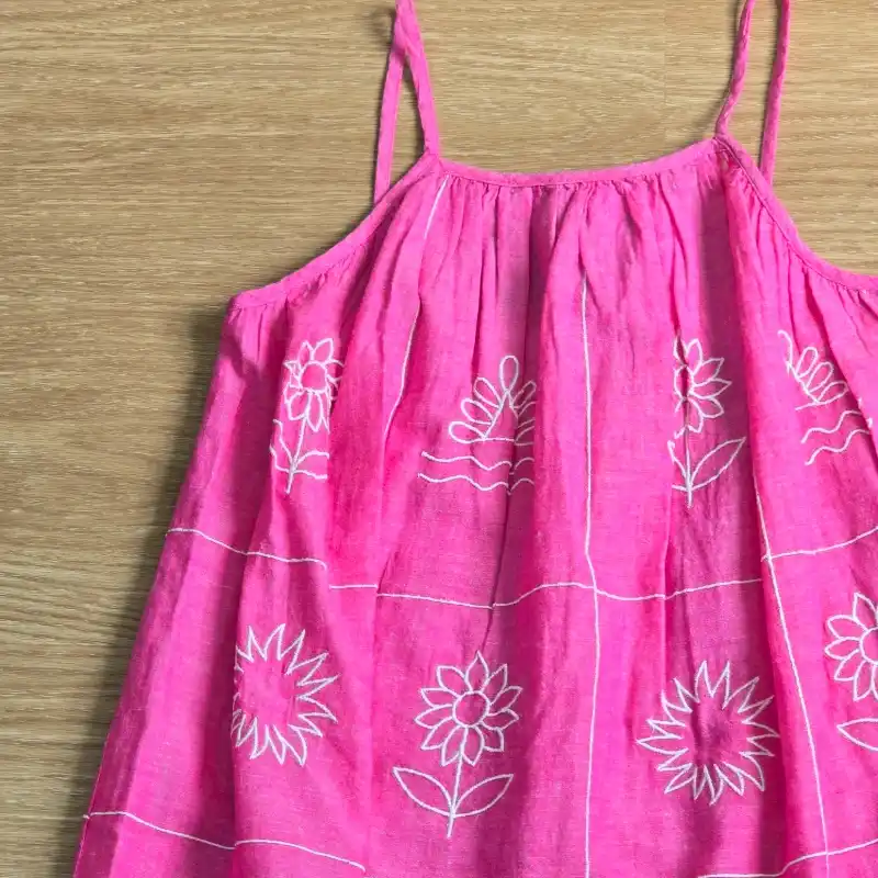 Vestido color rosa con bordados