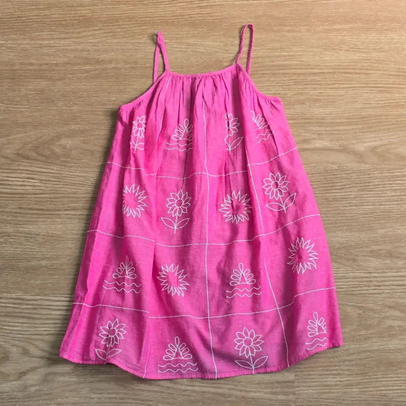 Vestido color rosa con bordados