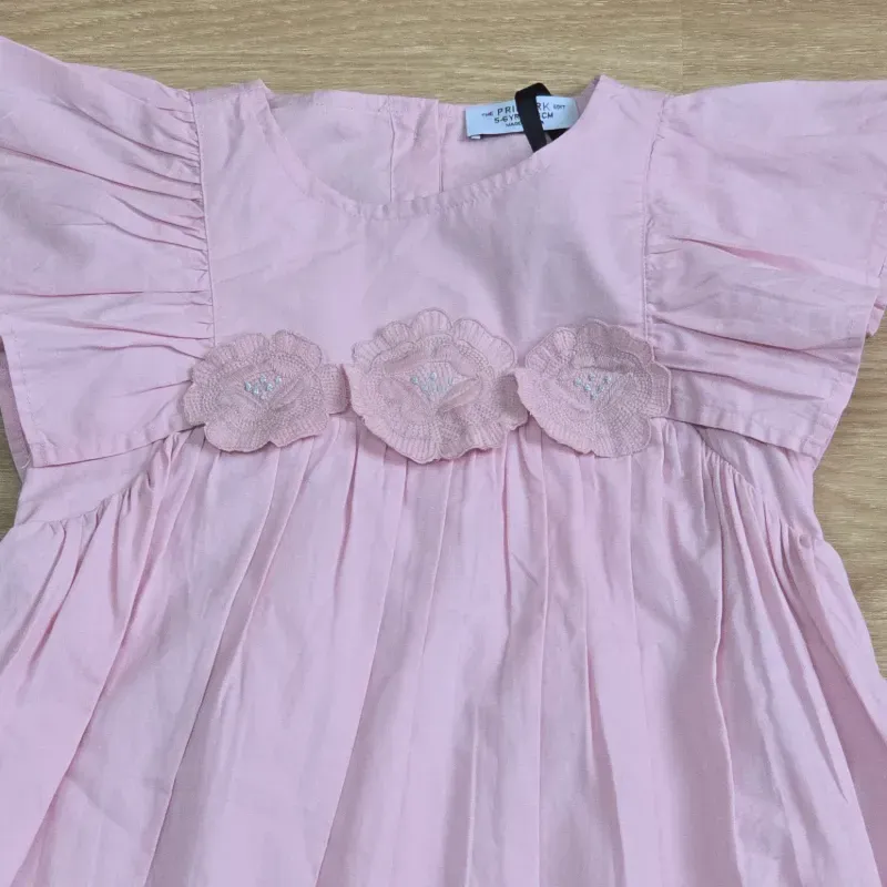 Vestido color rosa con flores