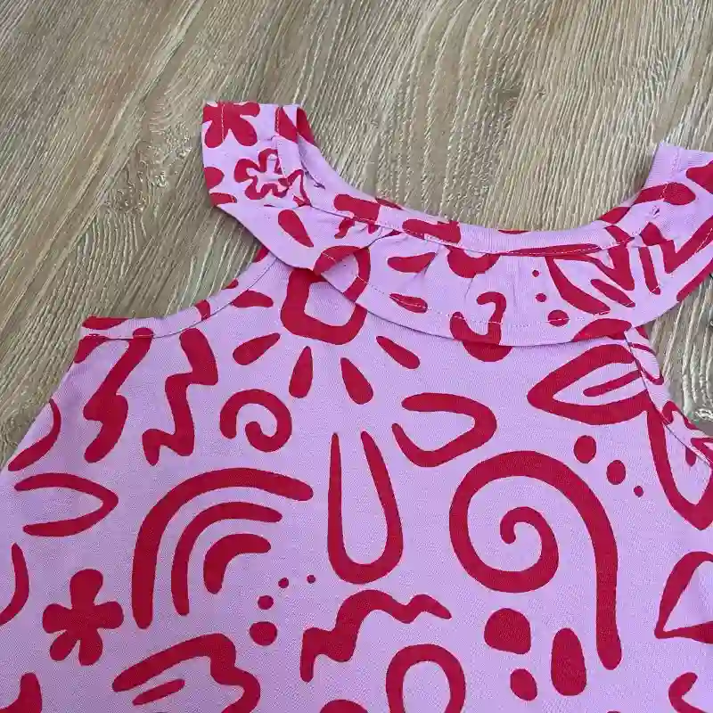 Vestido color rosado con flores rojas