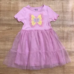 Vestido color rosado con mariposa en el centro