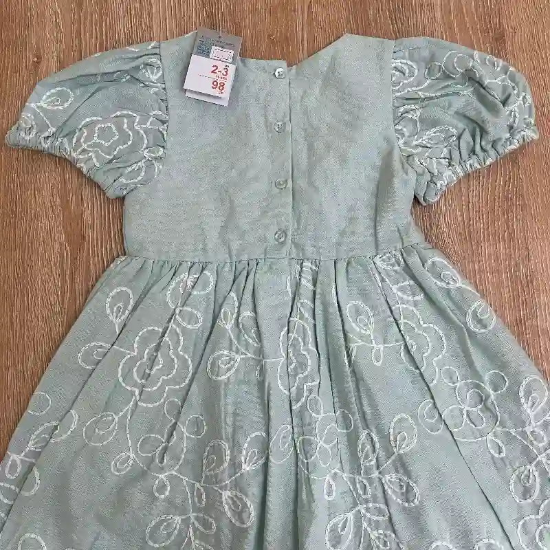 Vestido color verde con flores 