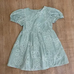Vestido color verde con flores 